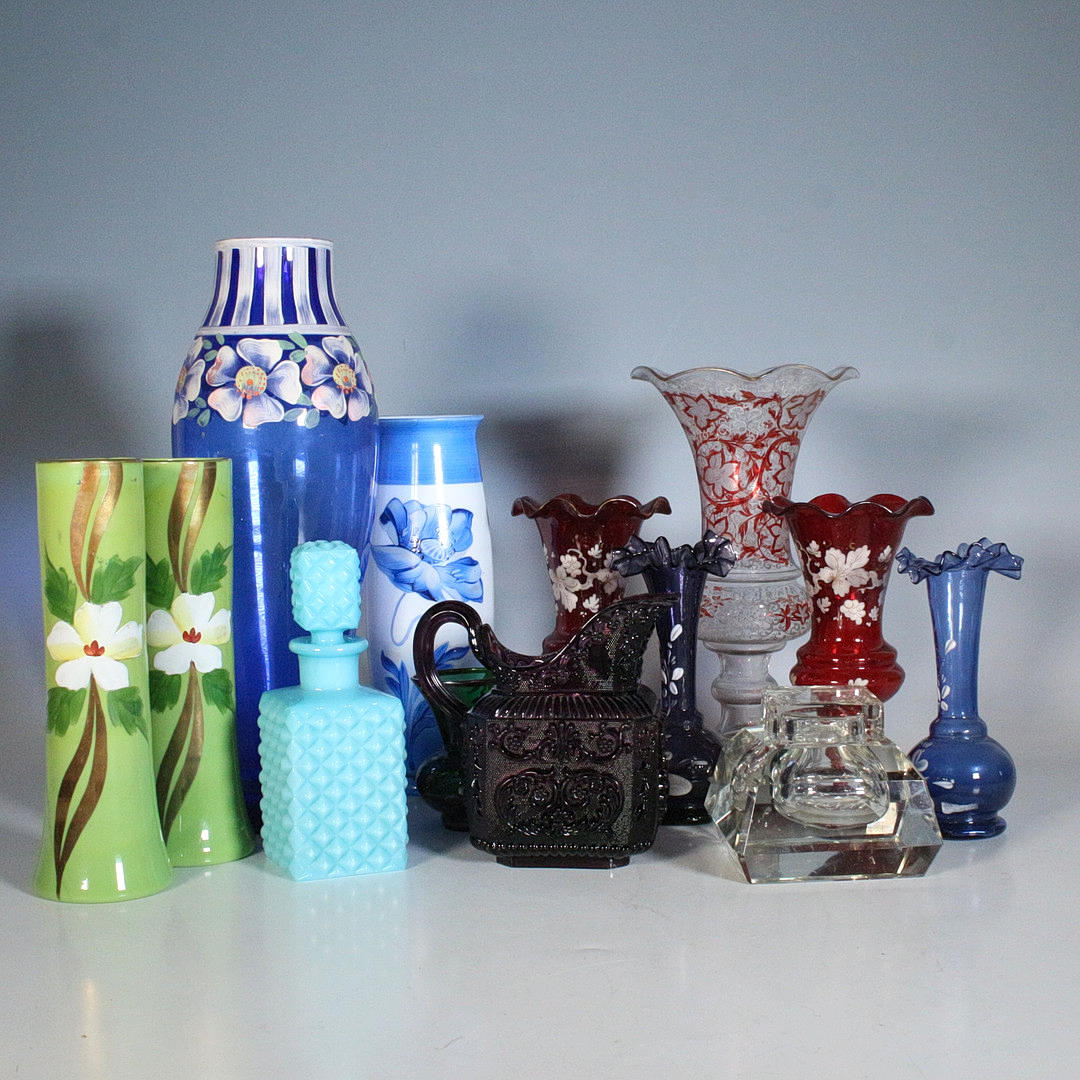 Kokoelma lasimaljakoita.