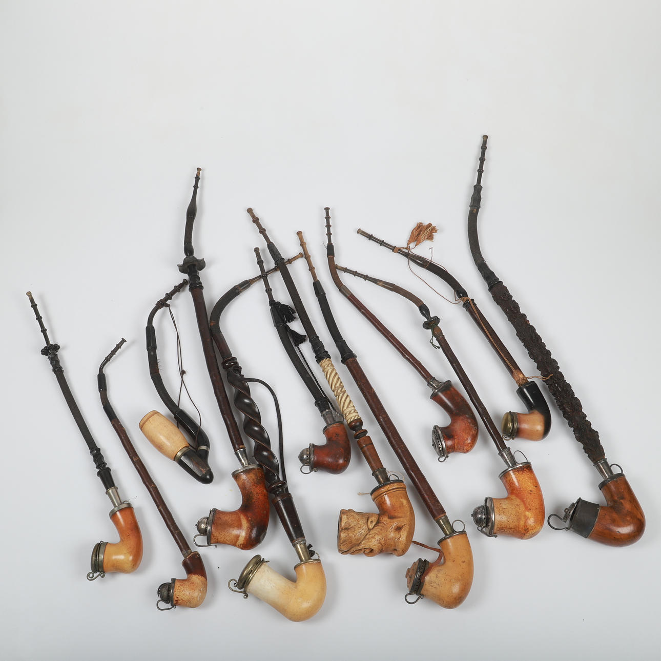 A set of 11 long pipes with heads made of sea foam and wood, 18th/20th ...