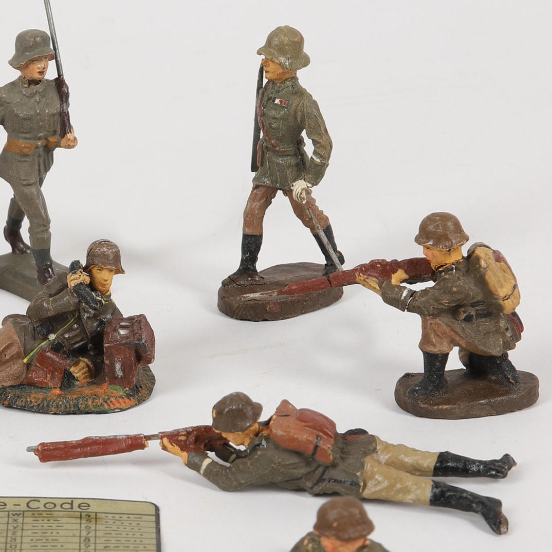 A set of 8+1 figures, soldiers and a plate Morse-Code, Elastolin, 1930s ...