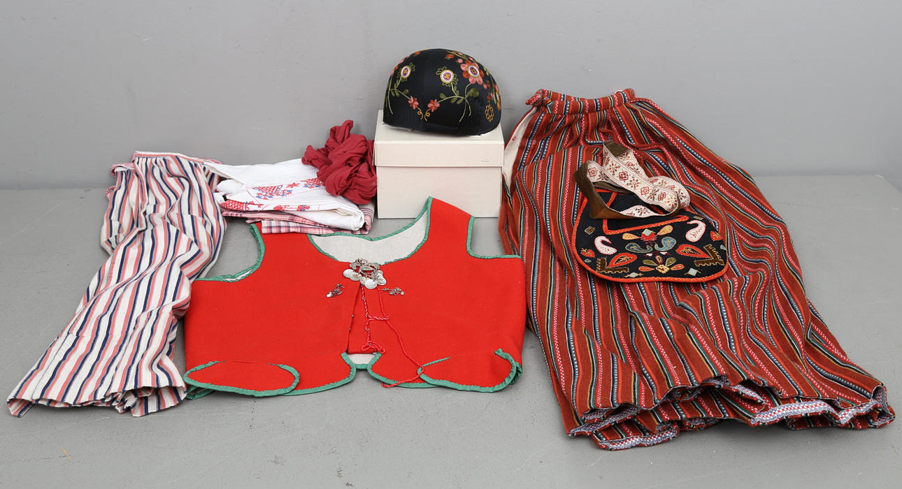 FOLKDRÄKT, 9 delar. Skedevi, Östergötland. 1900-tal.