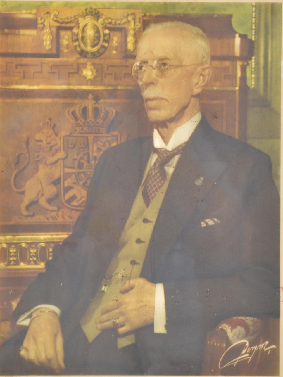 FOTOGRAFI. Porträtt, Gustav V, signerad.