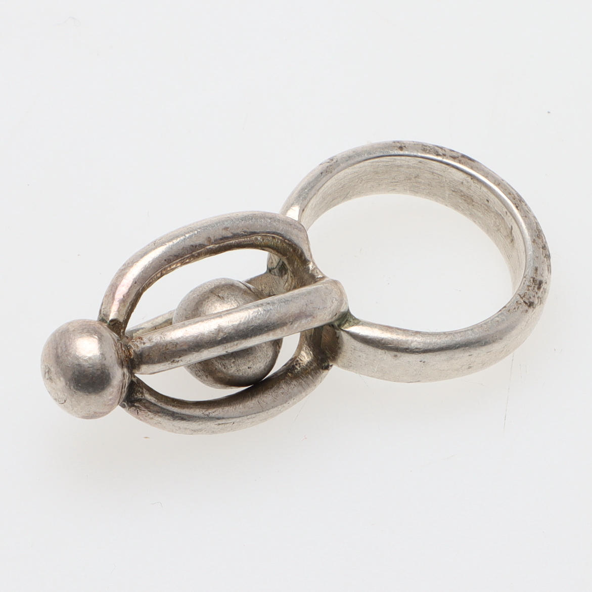 RING, silver, kinetic design with loose ball.