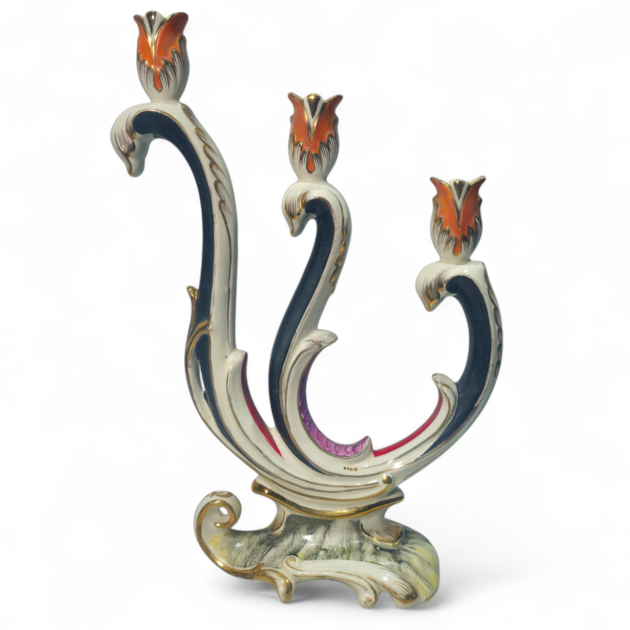 Chandelier with three lights in porcelain.