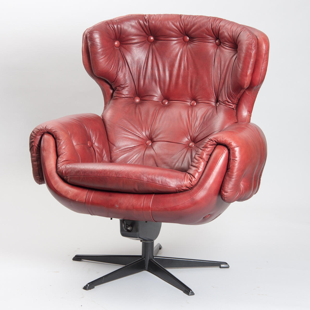 SNURRFÅTÖLJ, rött skinn.