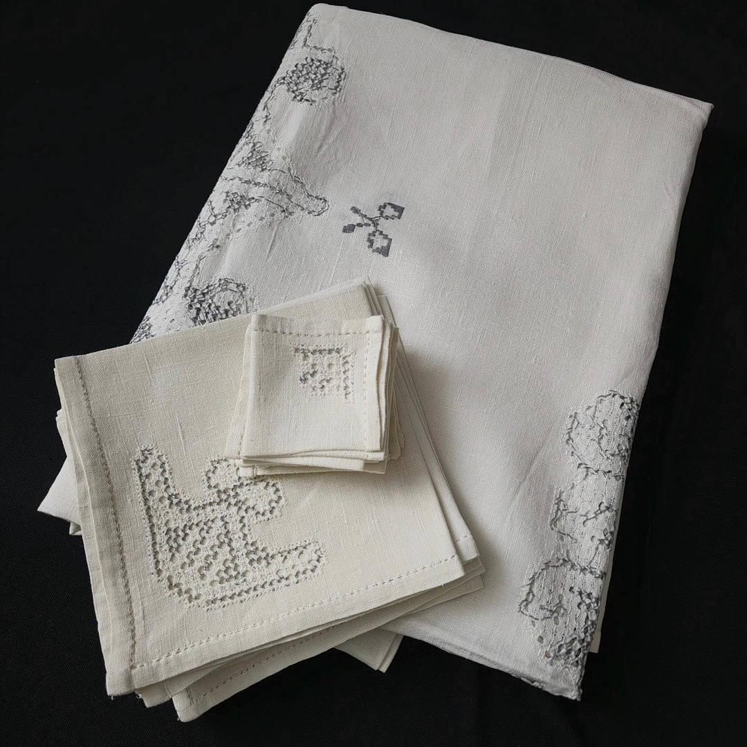 8-SERVICE THREAD TABLECLOTH IN WHITE.