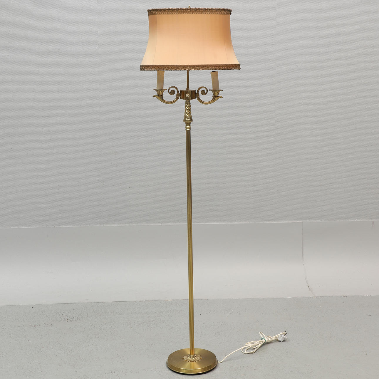 Stehlampe aus Messing, Mitte des 20. Jahrhunderts.