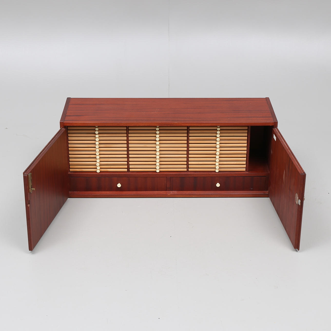 MYNTSKÅP, "Numis Original", Hjertbergs i Landsbro, 1900-talets andra hälft.