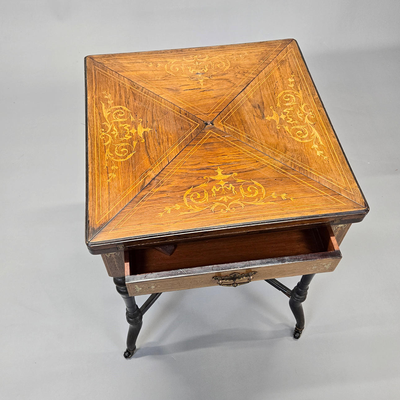 FINE ROSEWOOD VENEERED ENVELOPE CARD TABLE. Furniture - Tables - Auctionet
