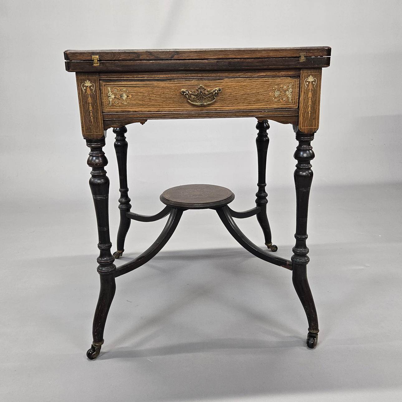 FINE ROSEWOOD VENEERED ENVELOPE CARD TABLE. Furniture - Tables - Auctionet