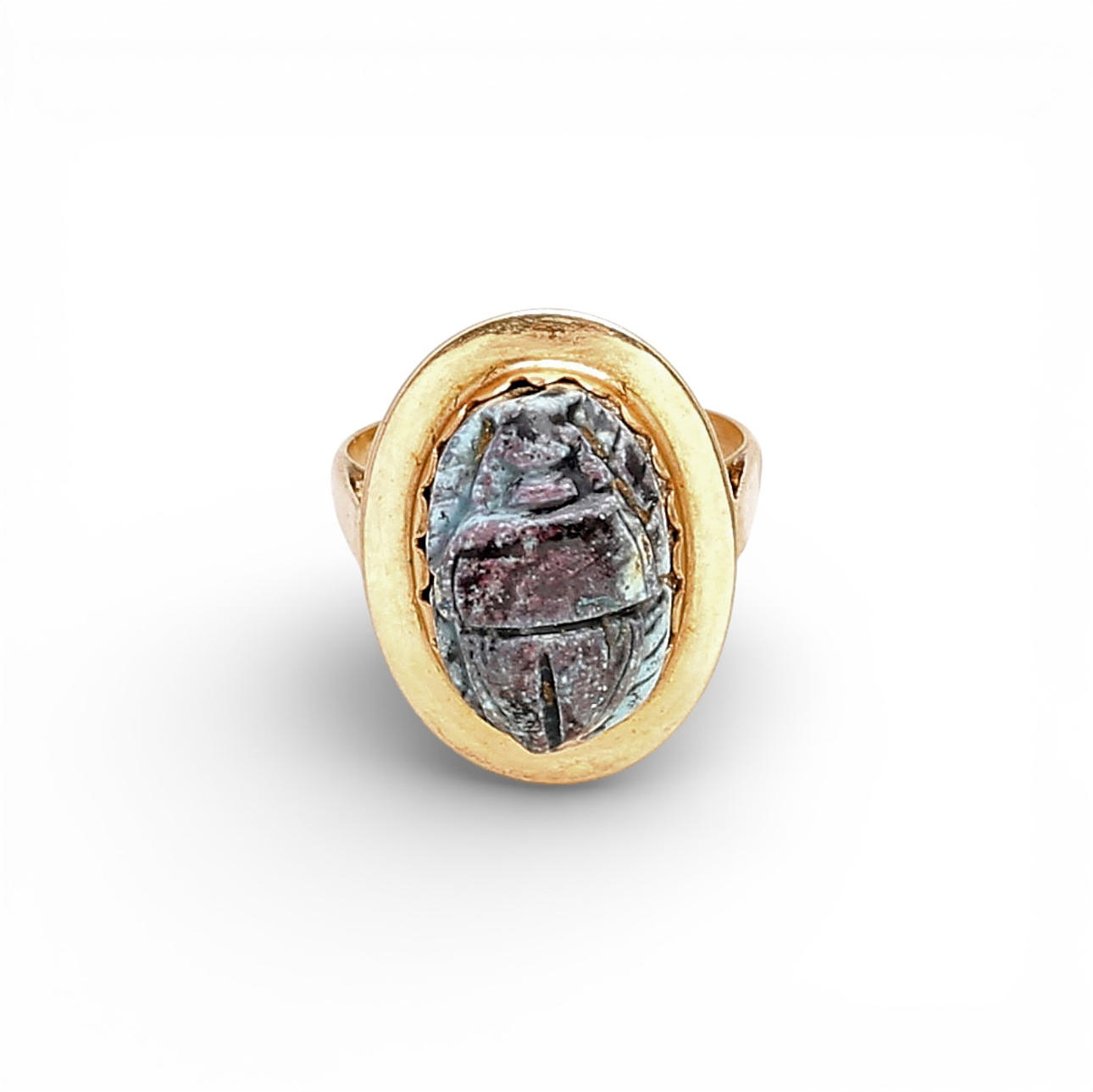 Ring in gold and Egyptian beetle.