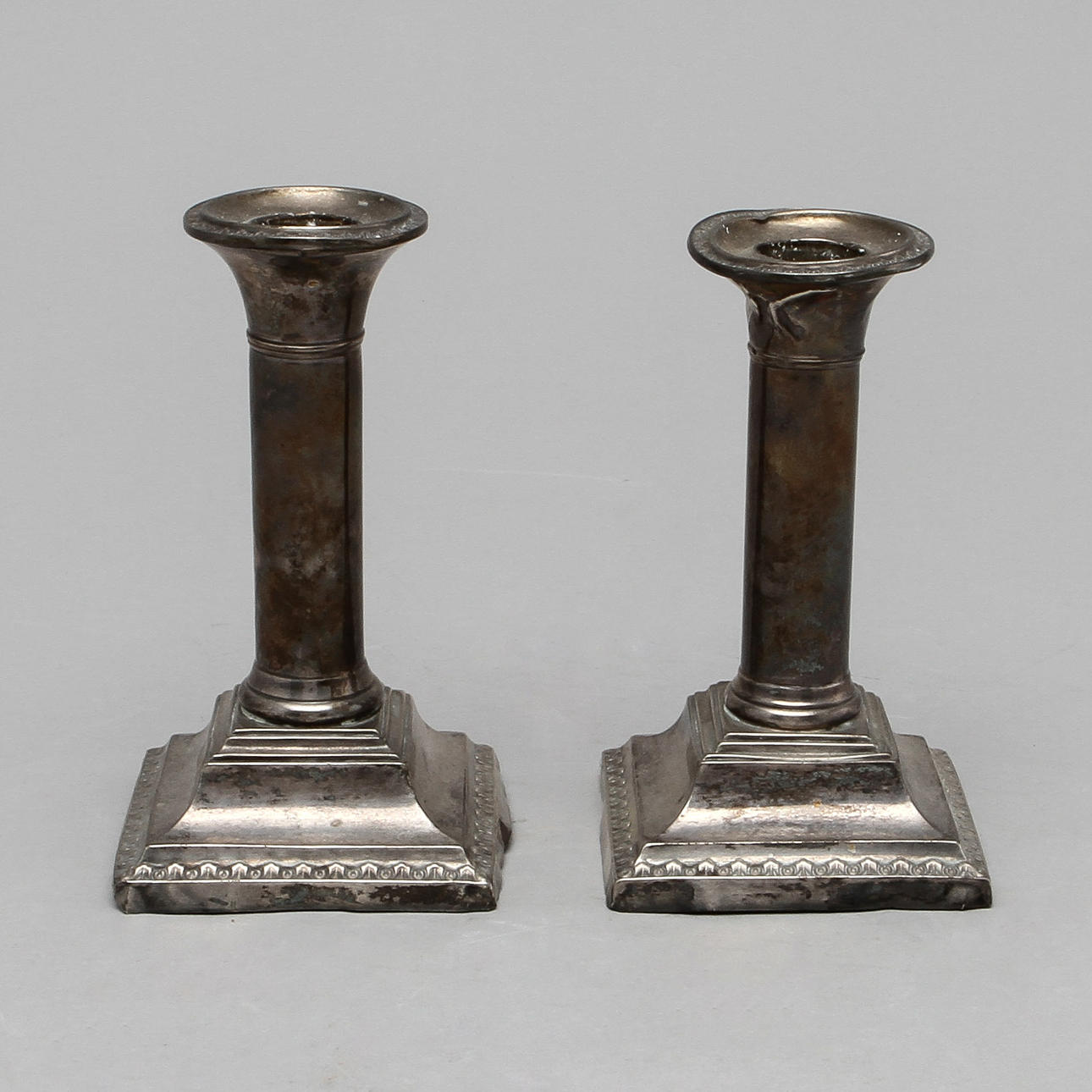 LJUSSTAKAR, ett par, och BÅLSLEV, silver. Birmingham och Sverige 18/1900-tal.