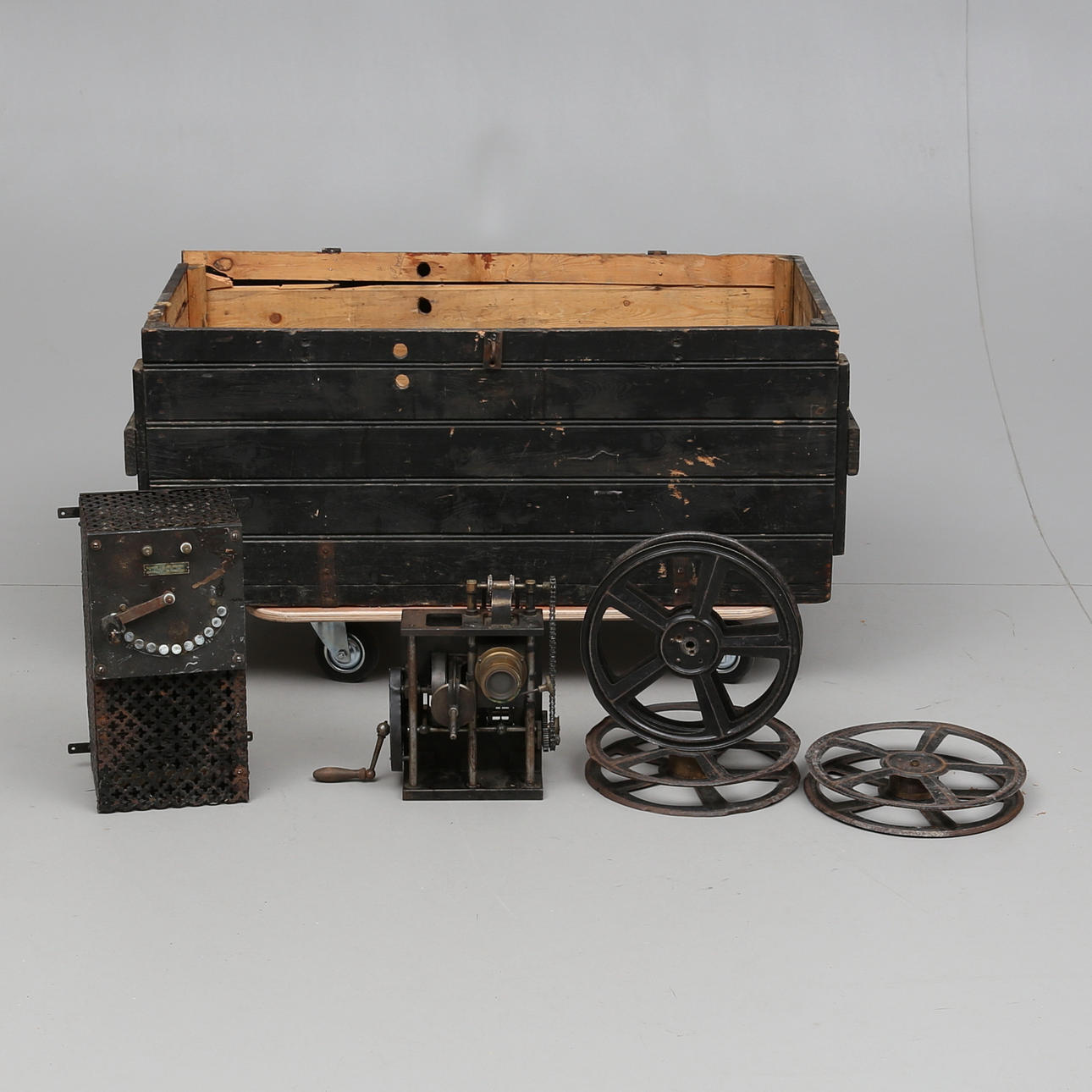 FILMPROJEKTOR, med tillbehör, 1900-talets första hälft.