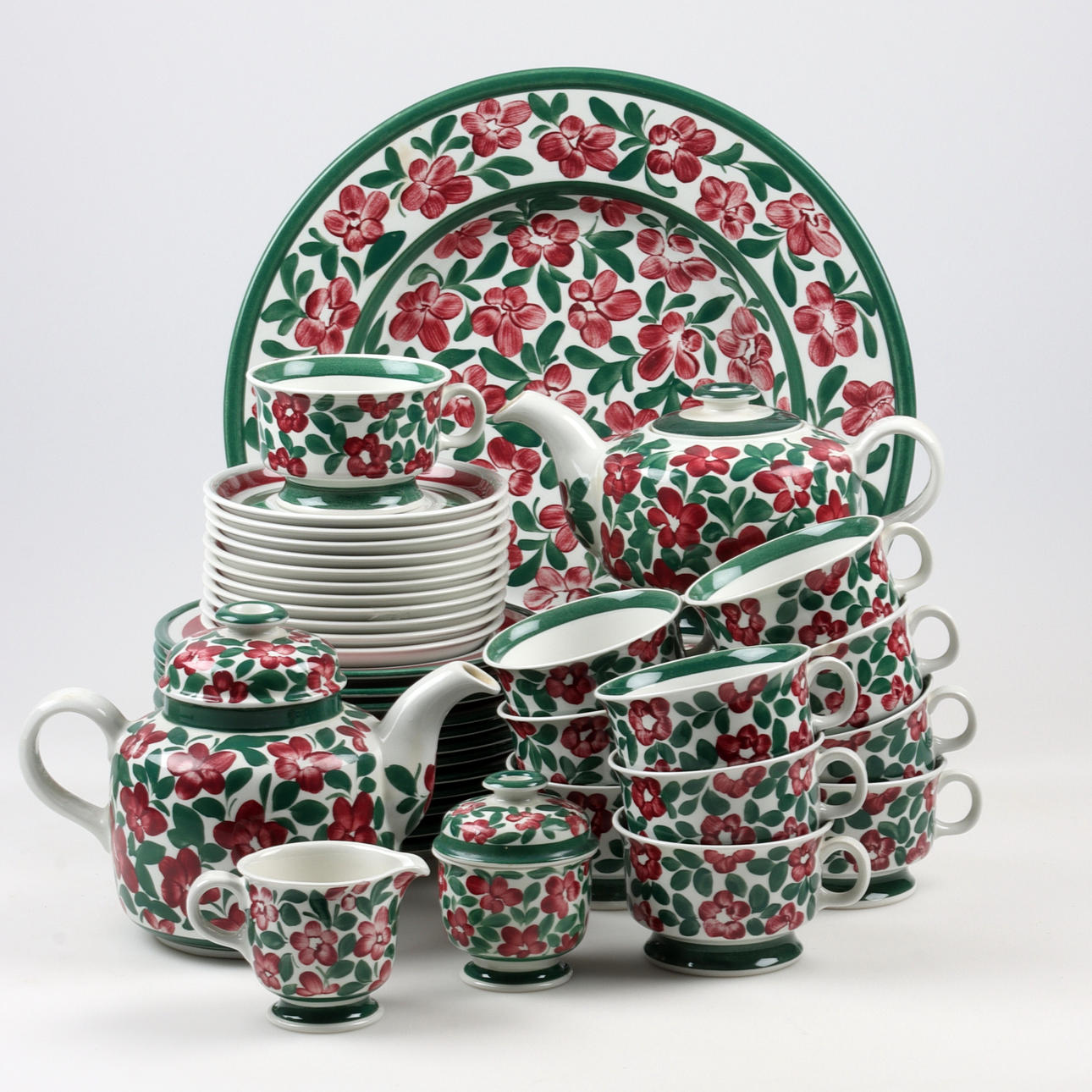 ULLA PROCOPÉ, 39 delar porslin, "Purpuri Jenkka", Arabia Finland.