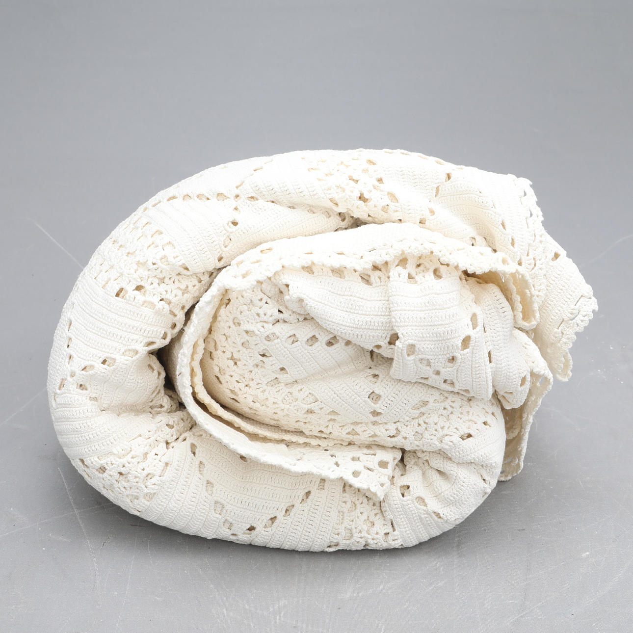 COLCHA, tejida a ganchillo, ca 255 cm x ca 210 cm.