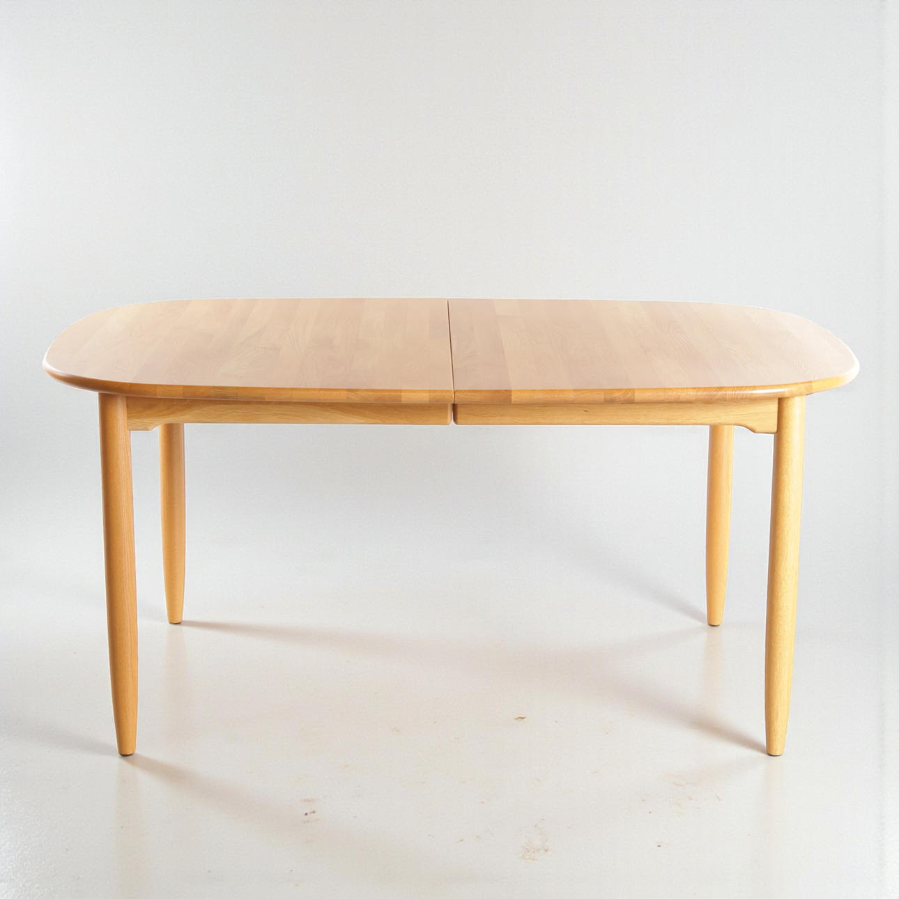 HASLEV MØBELSNEDKERI. Oval dining table made of solid oak, round ...