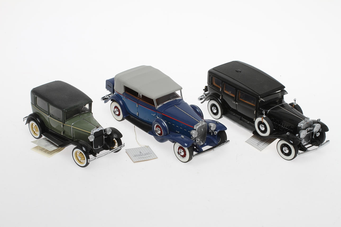 MODELLBILAR FRANKLIN MINT 2 stycken Cadillac och en Ford..