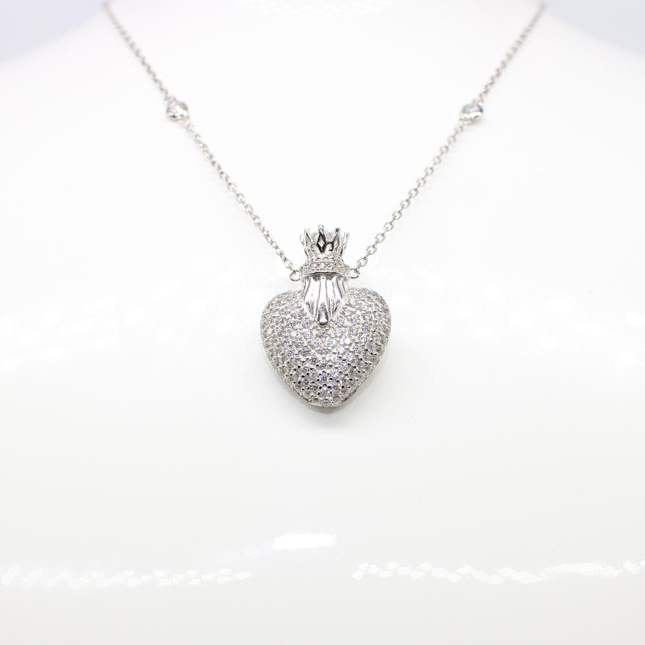 SILVER HEART LOCKET NECKLACE.