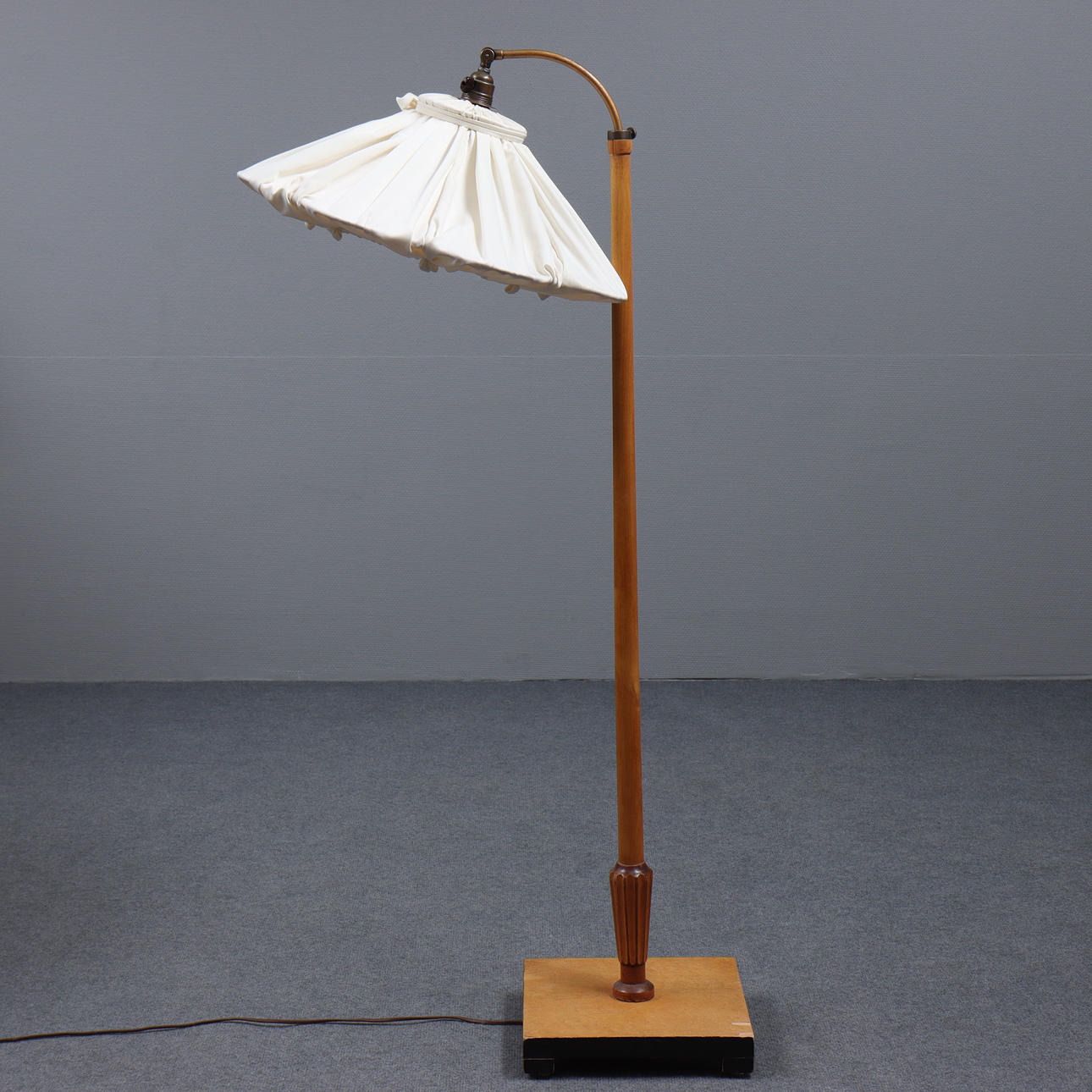 FLOOR LAMP “SWEDISH MODERN” 1940S, HEIGHT-ADJUSTABLE.