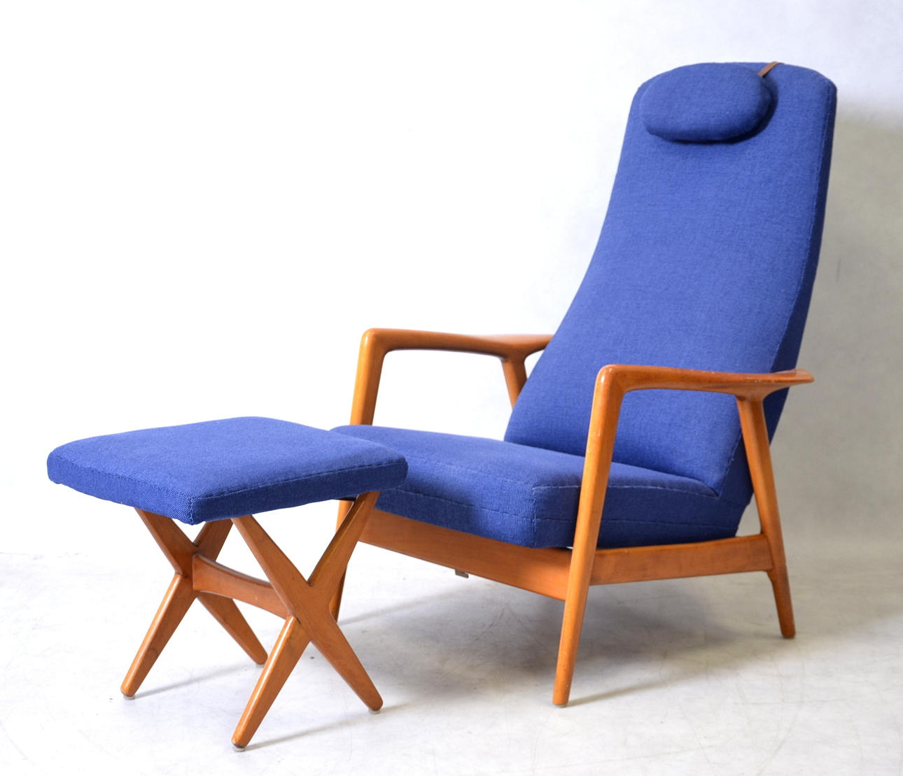 FÅTÖLJ MED FOTPALL, Dux, Ljungs Industrier AB, 1900-talets andra hälft.