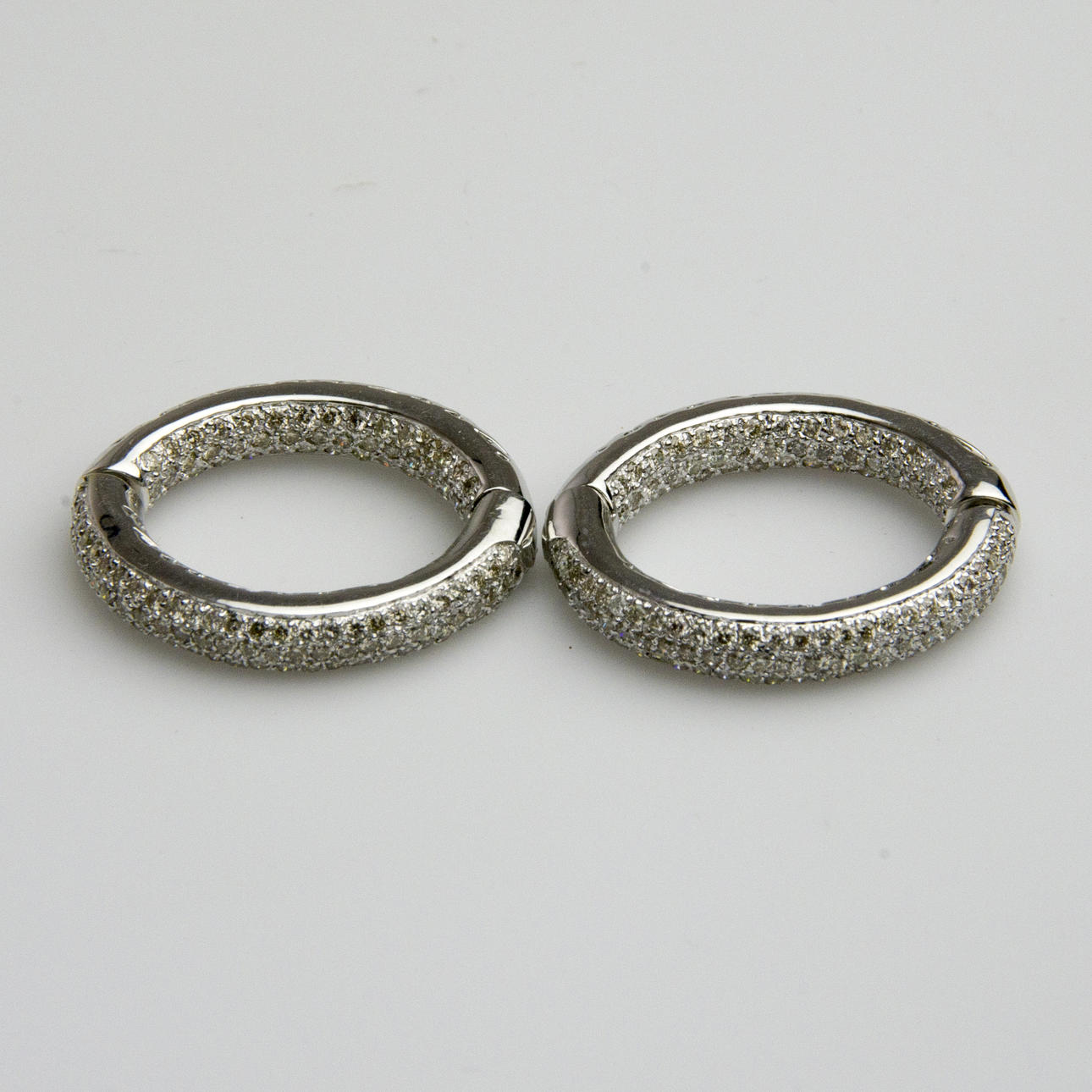 ÖRHÄNGEN, 1 par, 18K vitguld med diamanter, totalt 2,50 ct.