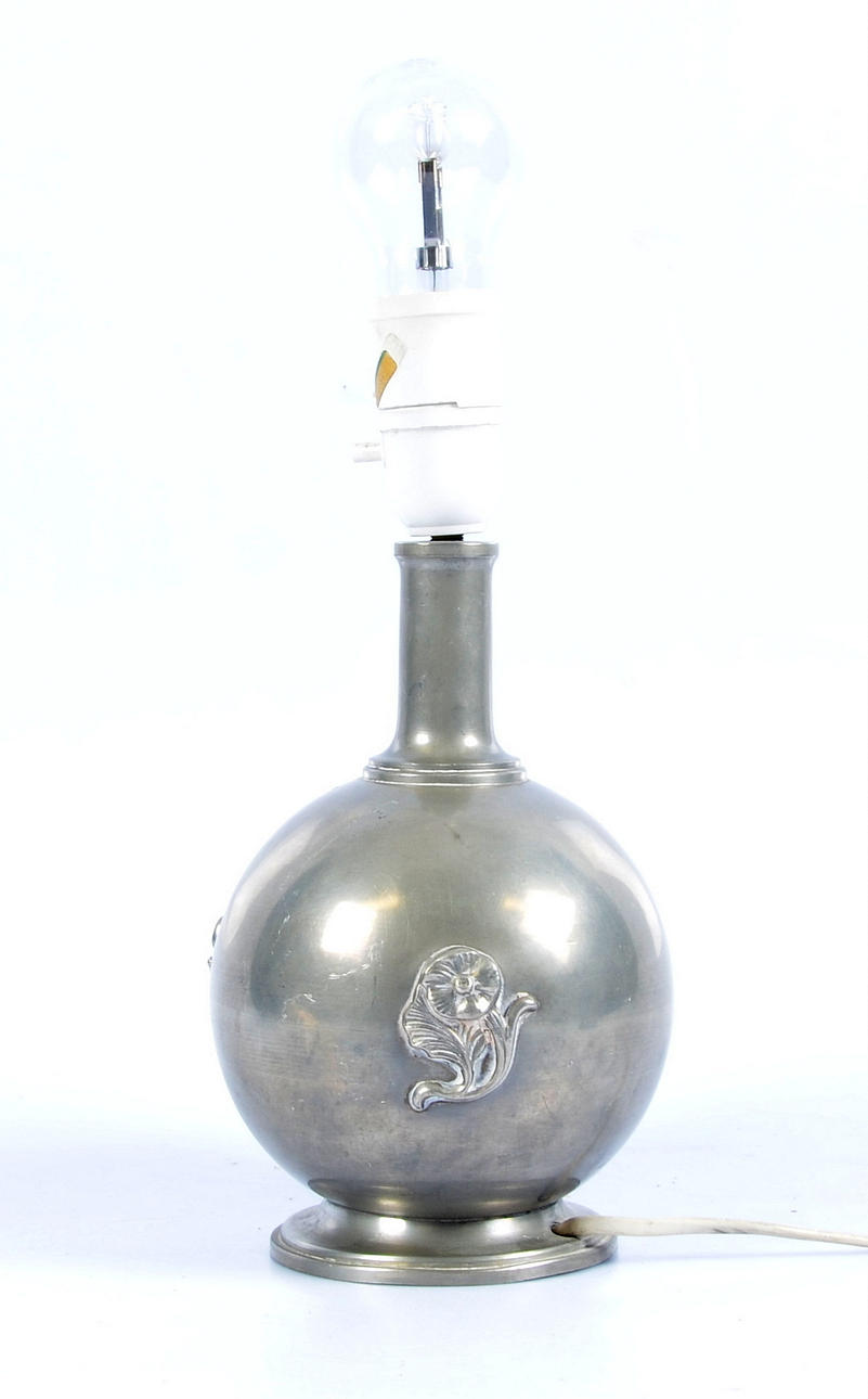 BORDSLAMPA, tenn, GAB, 1900-talets första hälft.