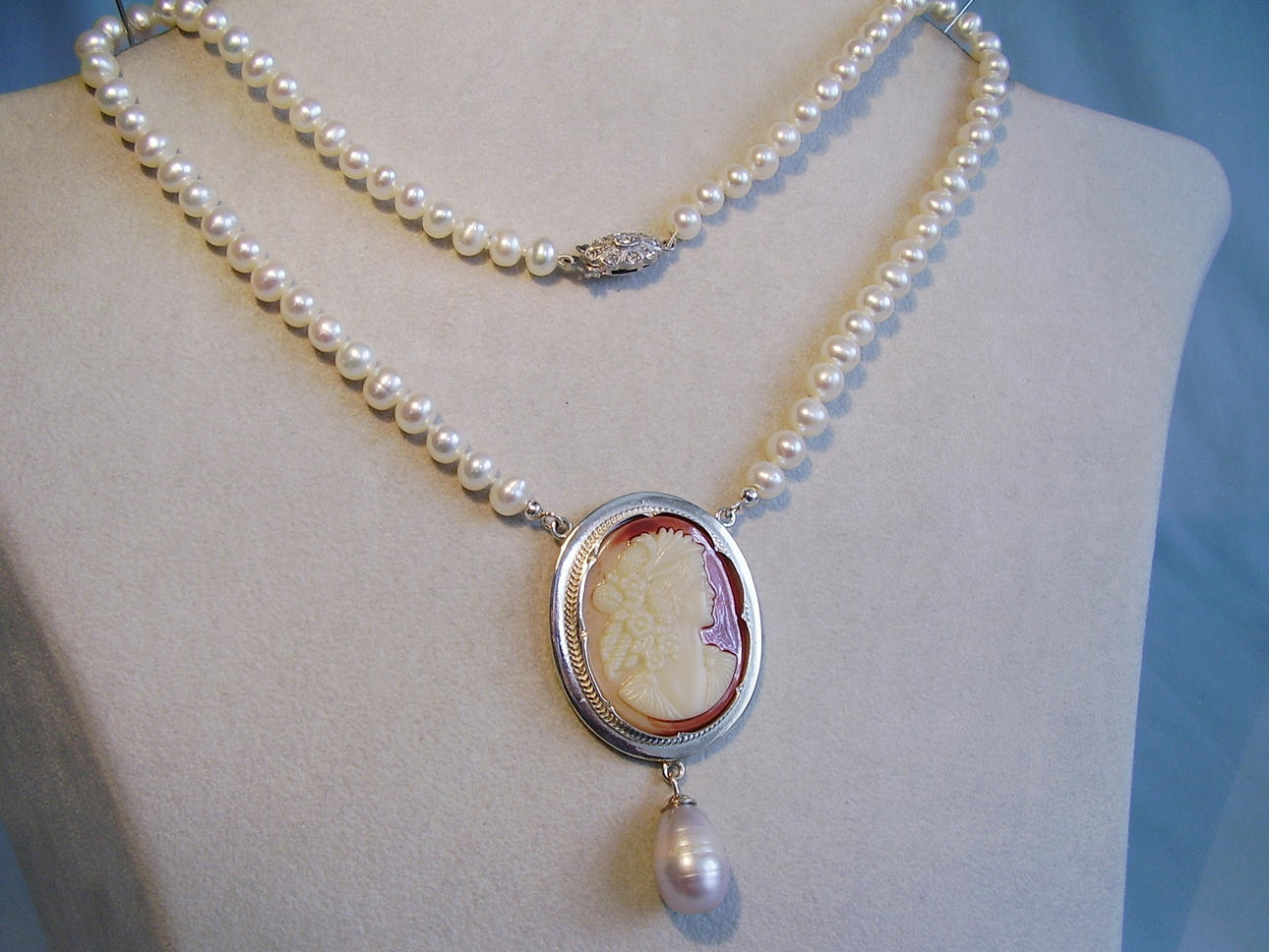 HALSBAND FRANSKT GLAS CAMEO PÅ PÄRLHALSBAND ANTIK.