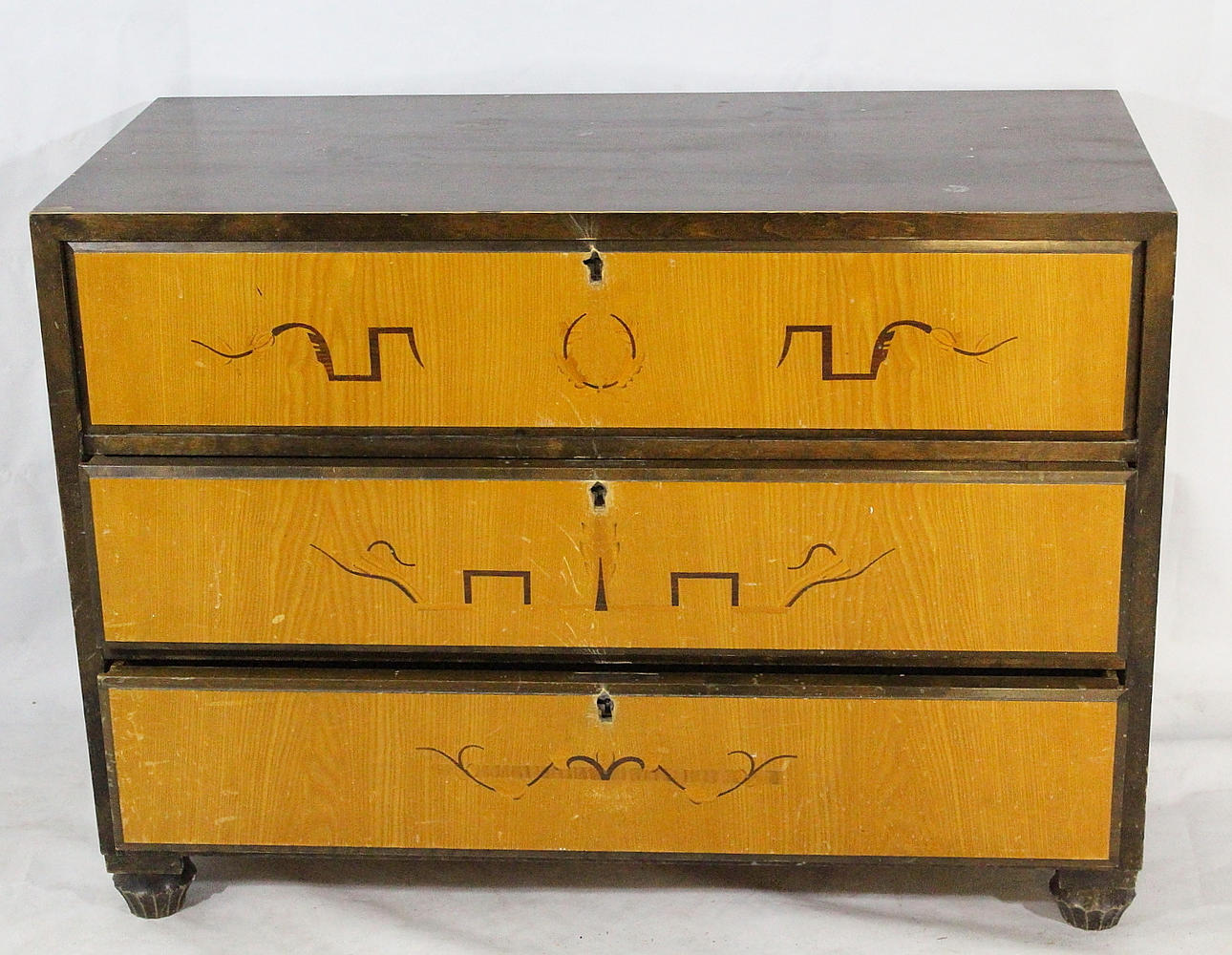 BYRÅ, trelådig, trä med intarsia.