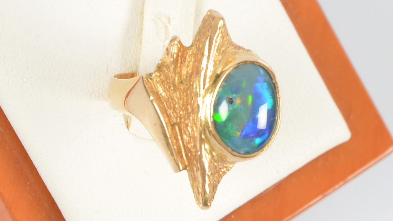 RING MED OPAL, 18K.