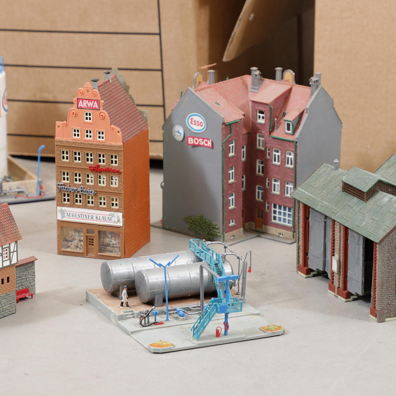 CASAS Y EDIFICIOS, PARA MAQUETAS DE FERROCARRILES, aproximadamente 45 piezas, plástico, segunda mitad del siglo XX.