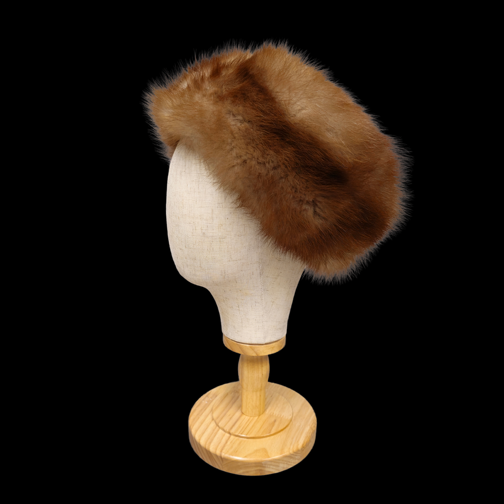 CHOCOLATE-COLORED MINK LEATHER HAT.