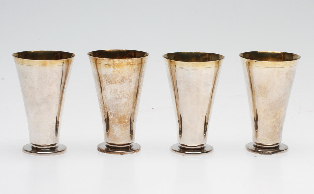 SNAPSGLAS, 4 st, silver, Louise Viktorssons Guldsmedsv, Örebro 1972, vikt ca. 203,2 gram.