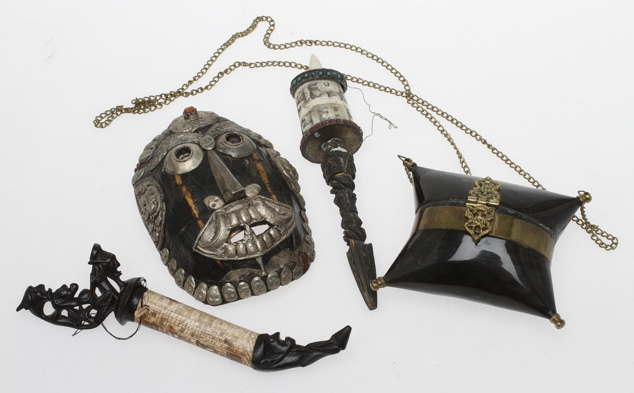 PARTI ETNOGRAFIKA, 4 delar, bland annat mask, Nepal. 1900-tal.