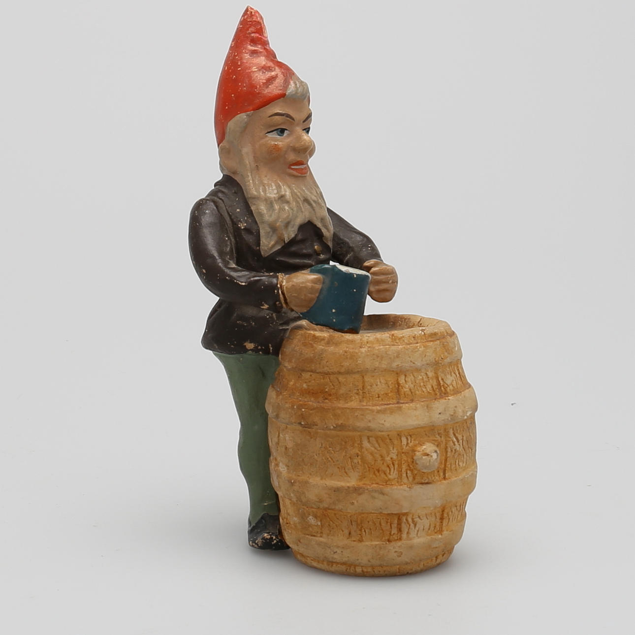 FIGURIN, lergods, sparbössa i form av tomte, omkring 1900-talets mitt.