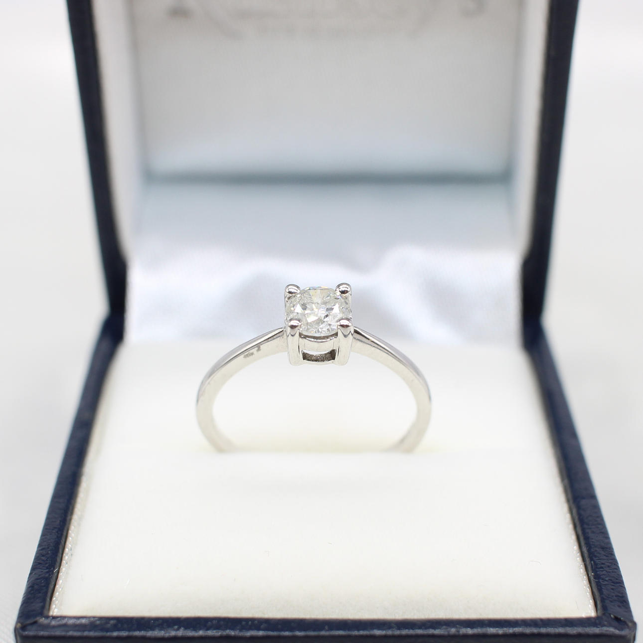 0.50CT DIAMOND SOLITAIRE RING.