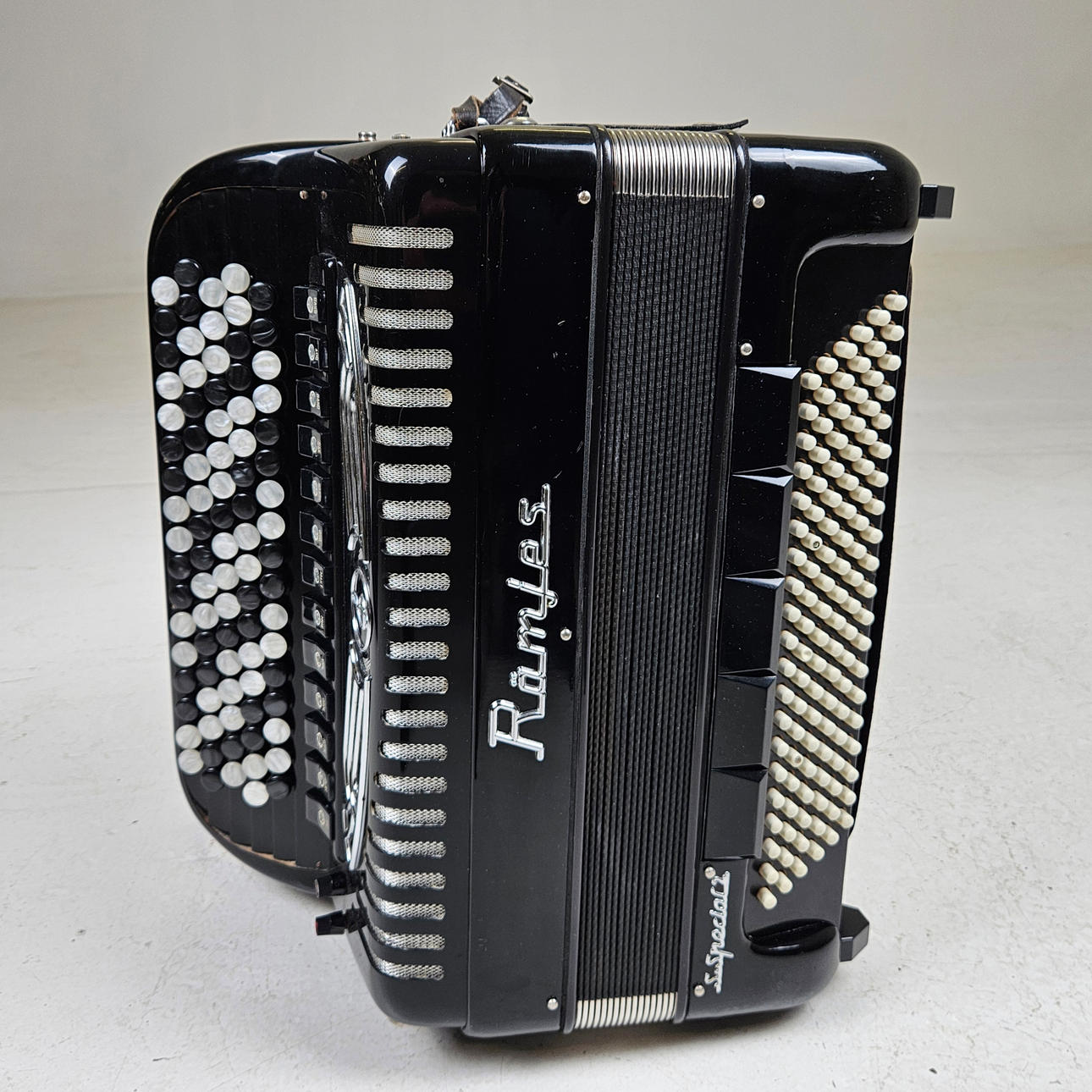 RÄMJES. S.Special 2. 4-string button accordion, Italy.