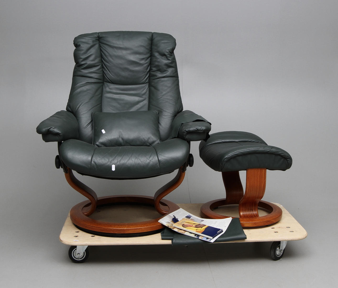 FÅTÖLJ SAMT PALL, stressless, 1900-2000-tal.