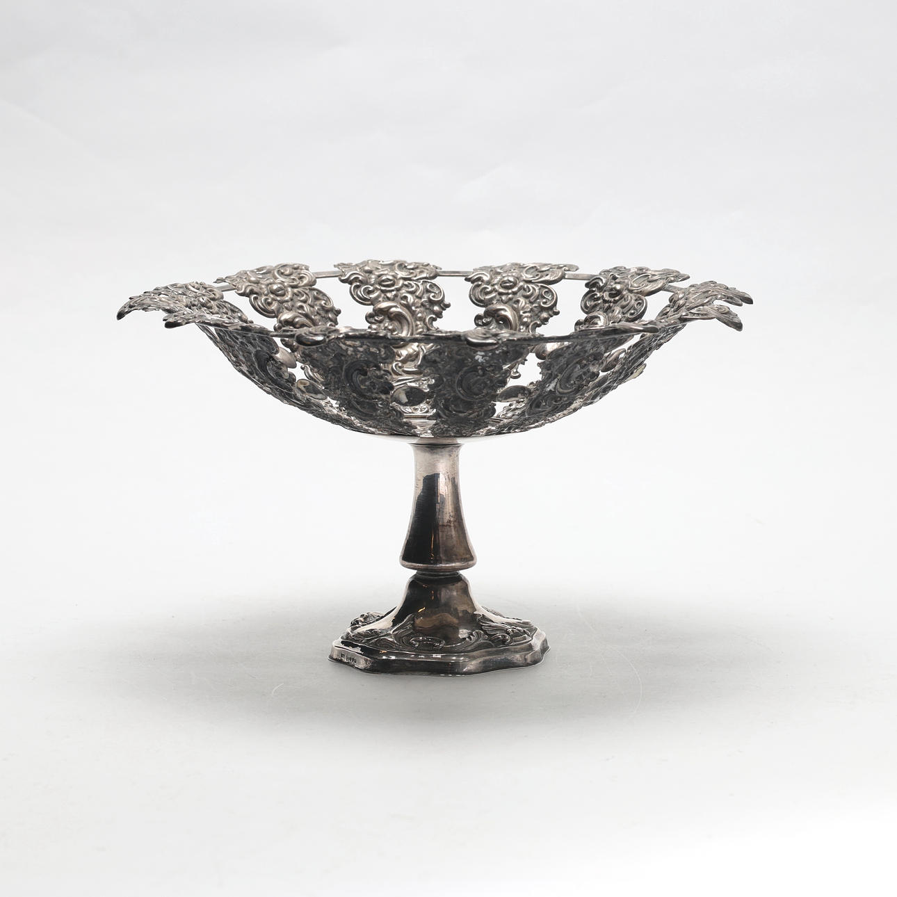 A silver fruit bowl, 19th century.