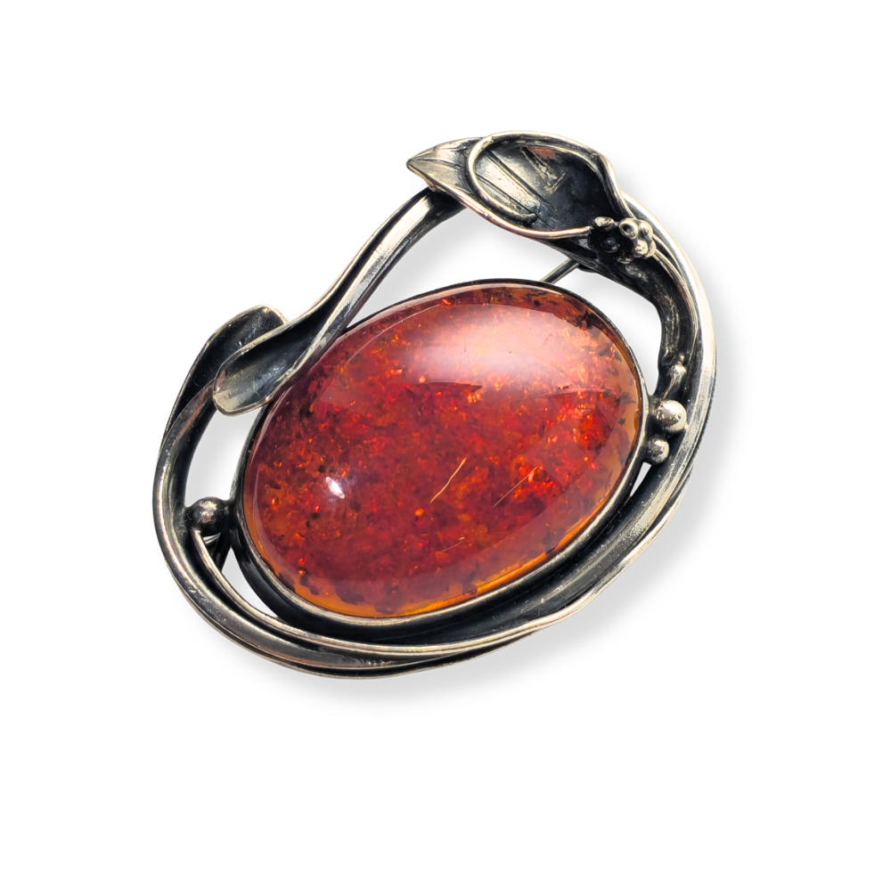 MODERNIST BROOCH IN SILVER AND AMBER.