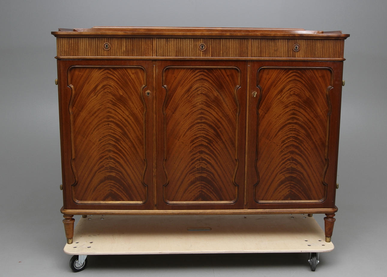 SKÅP mahogny 1950-tal.