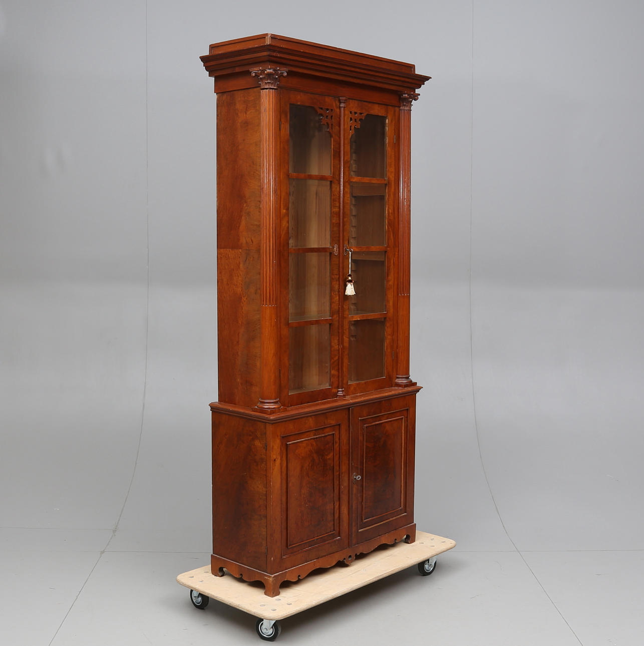 BOKSKÅP, valnöt, 1800-talets andra hälft.