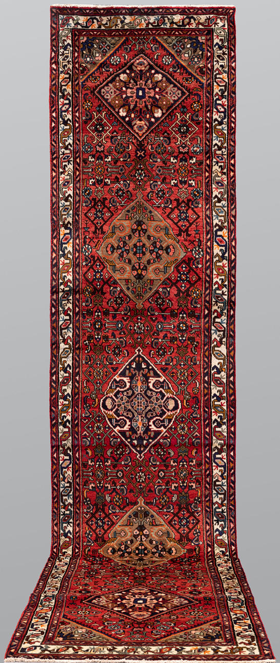 CARPET. Hamada gallery model, 488 x 108 cm.