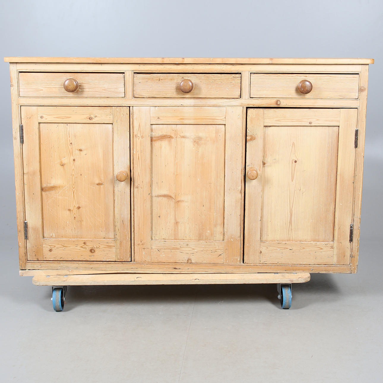 EN VICTORIANSK FYRRETRÆSKOMMODE BASE.