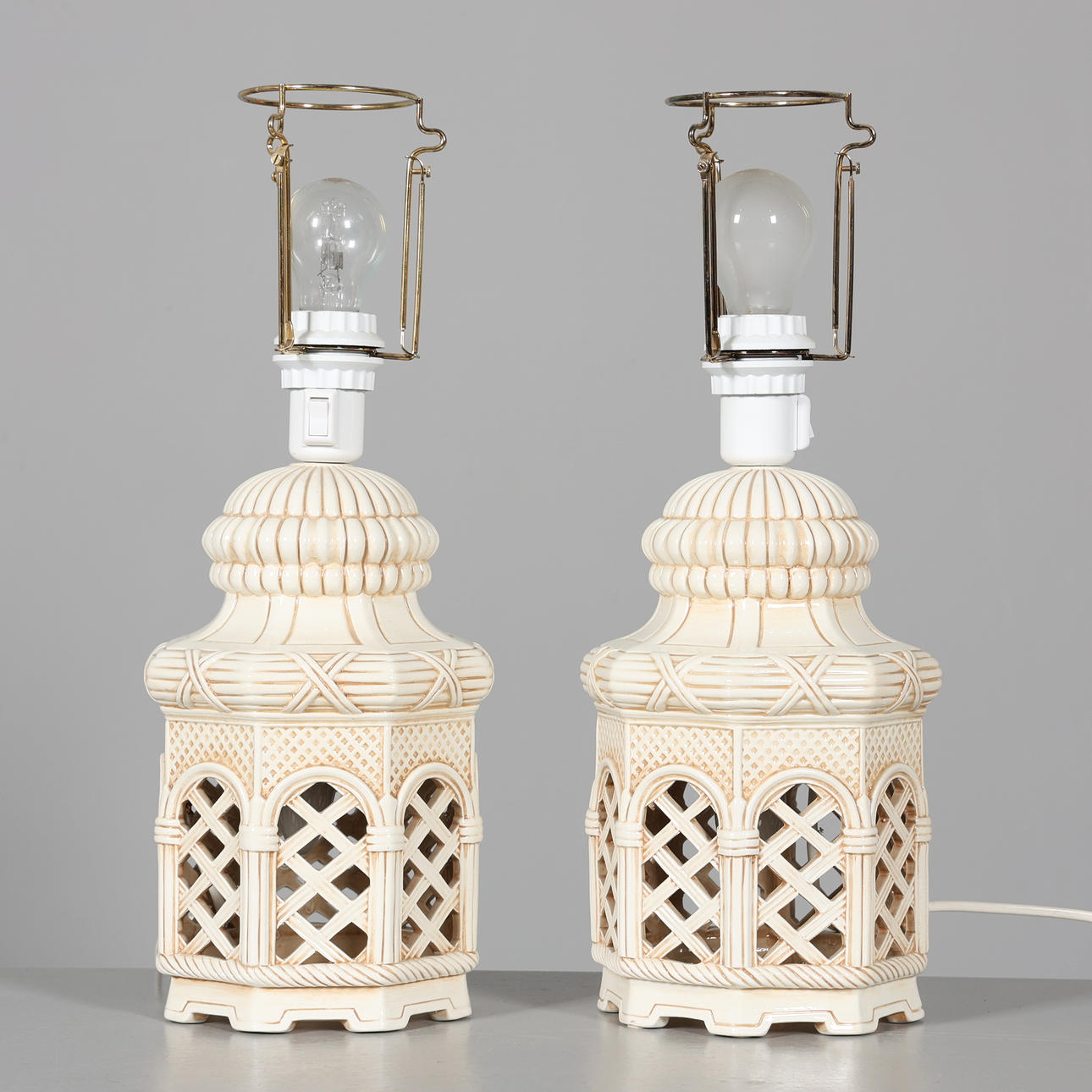 BORDSLAMPOR, 1 par, porslin, 1900-tal.