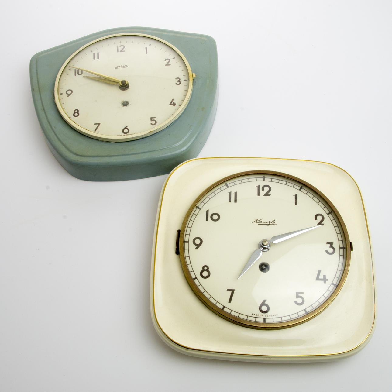 KÖKSKLOCKOR, 2 stycken, 1900-talets mitt.