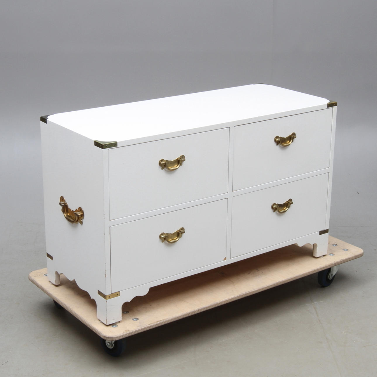 BYRÅ, med mässingsbeslag och handtag, sannolikt inköpt på NK Inredning, 1900-talets andra hälft.