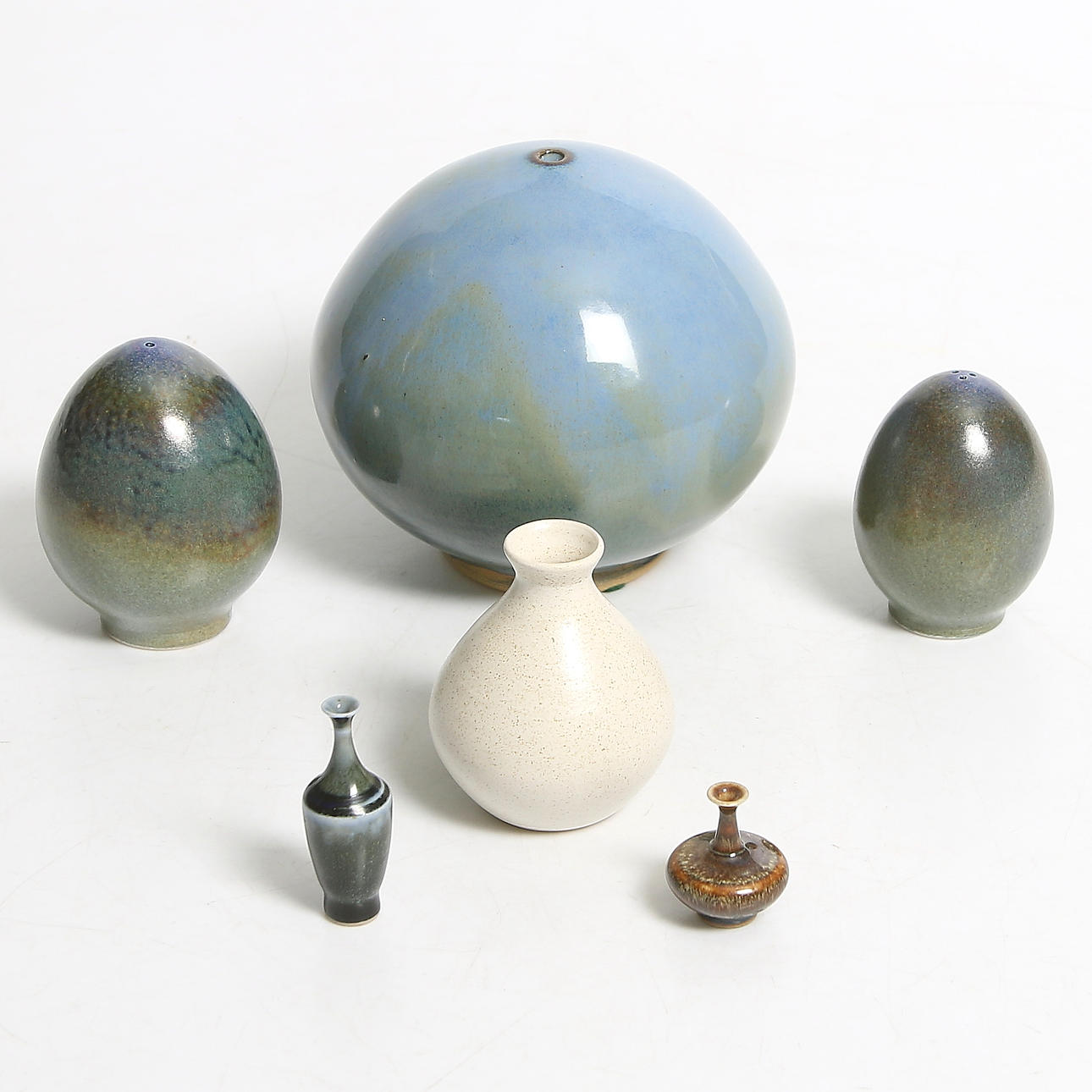 VASER och STRÖARE, 6 st, keramik, bl.a. John Andersson, Höganäs, signerade, 1900-tal.