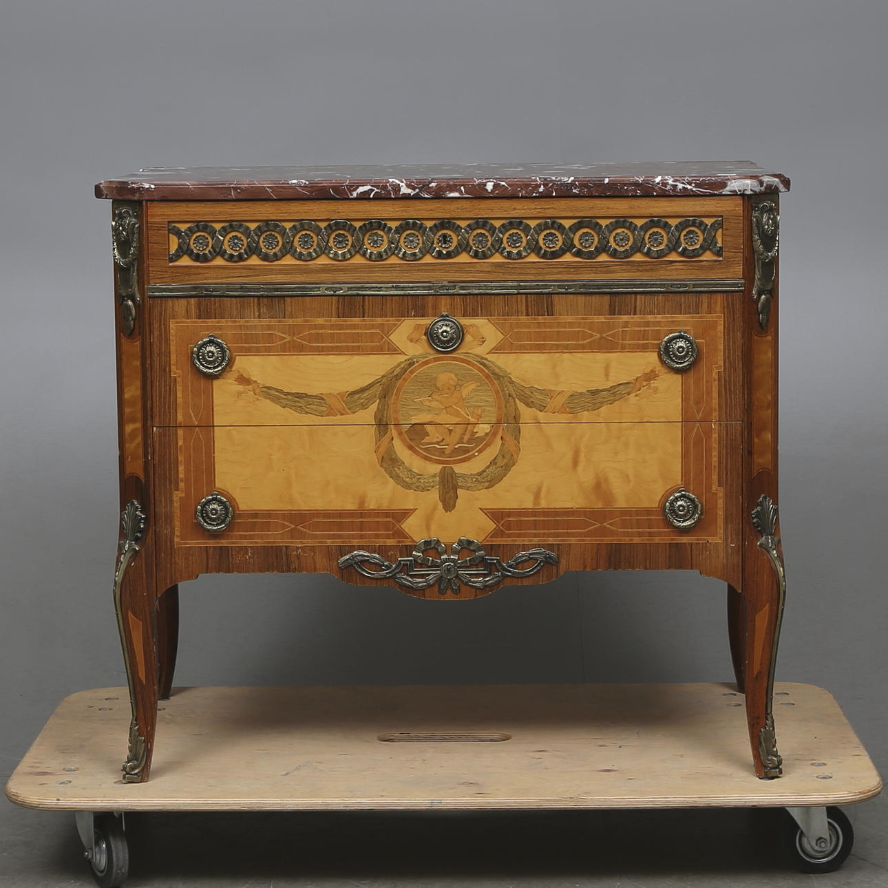 BYRÅ, rokokostil, så kallad Haupt byrå, 1900-tal.