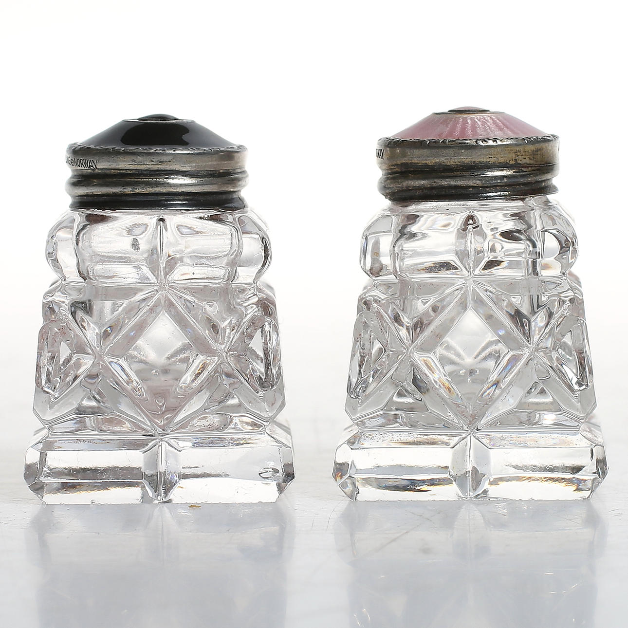 STRÖARE, ett par, 925 sterling silver, emalj och kristall, David Andersen, Norge, 1900-tal.