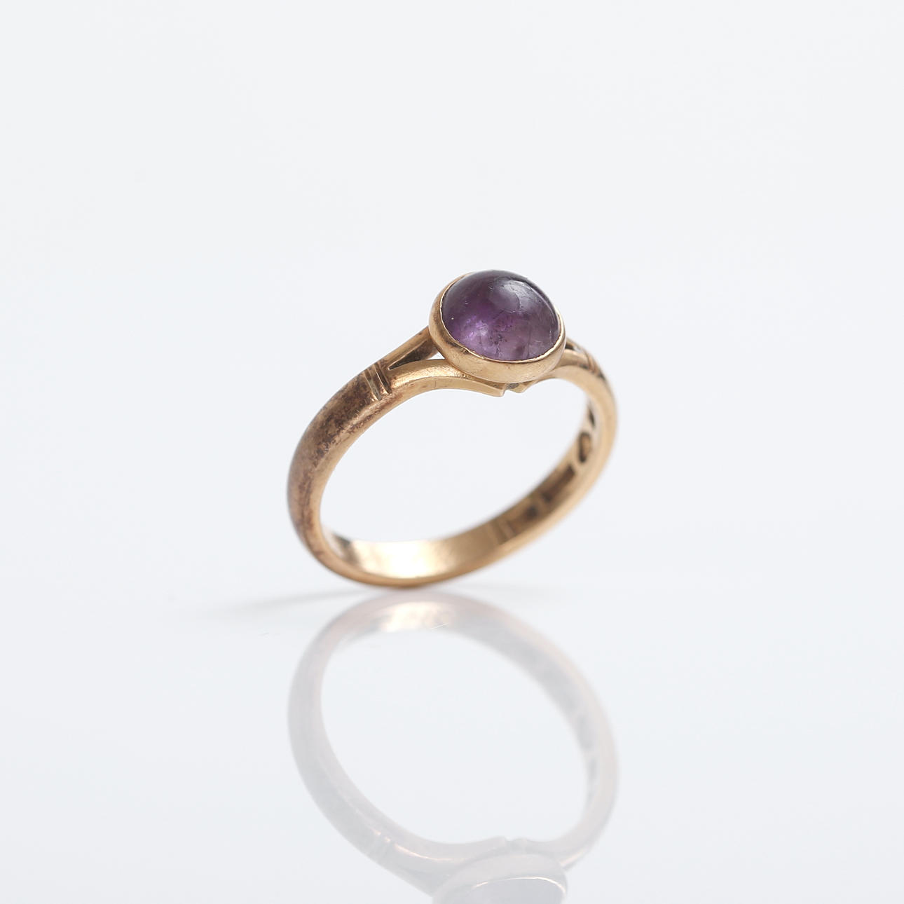 RING 18k gold with purple stone, 4,60 grams.
