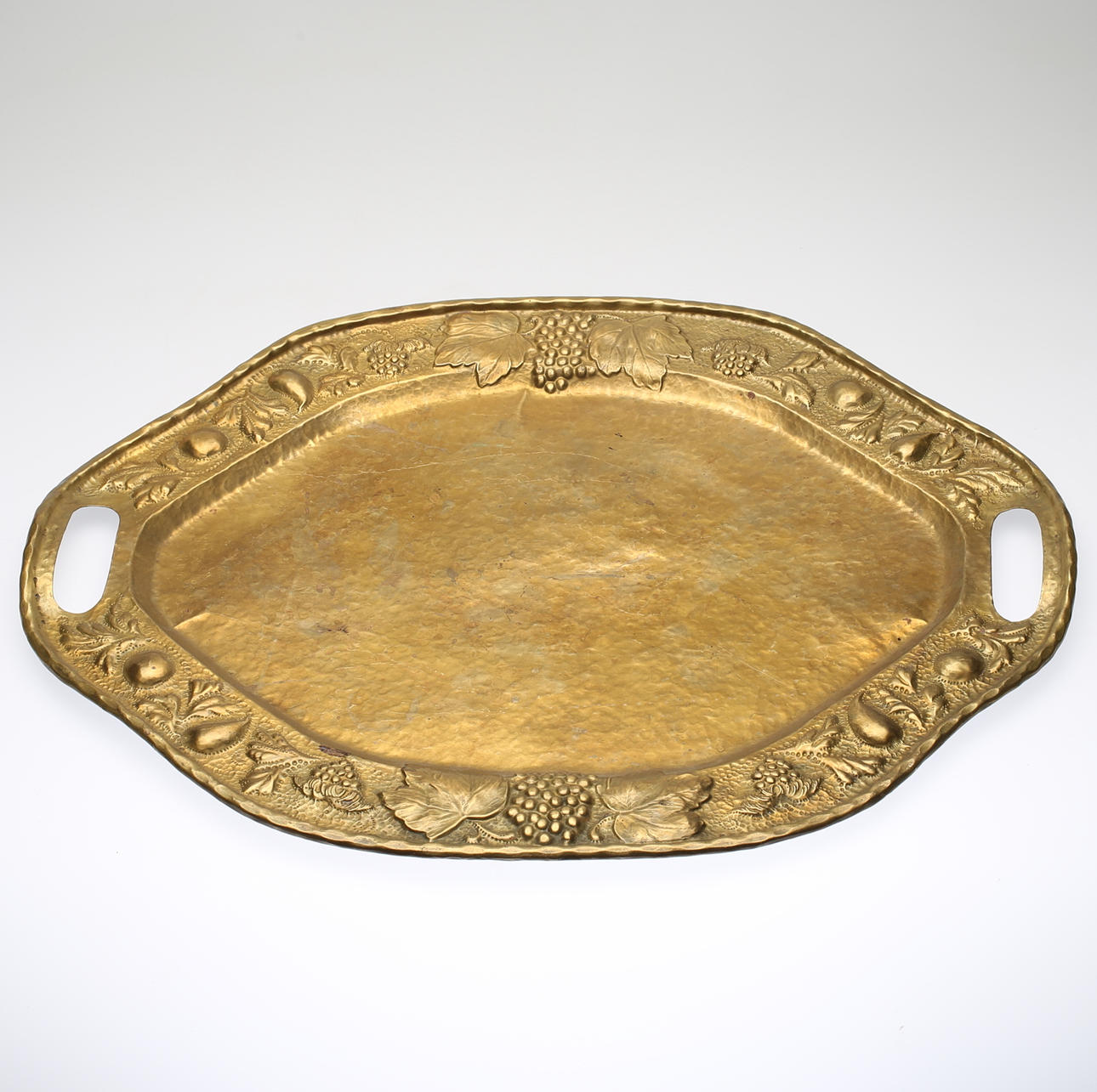 BRICKA, mässing, signerad CW Borg och daterad 1921.